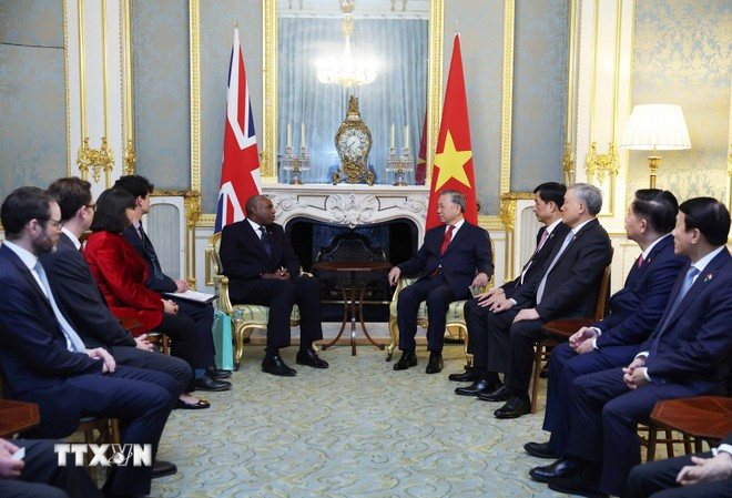 29 октября (по местному времени) в столице Великобритании Лондоне Генеральный секретарь ЦК КПВ То Лам провёл встречу с заместителем премьер-министра Великобритании Дэвидом Лэмми в рамках официального визита в Соединённое Королевство. 2-4438.jpg