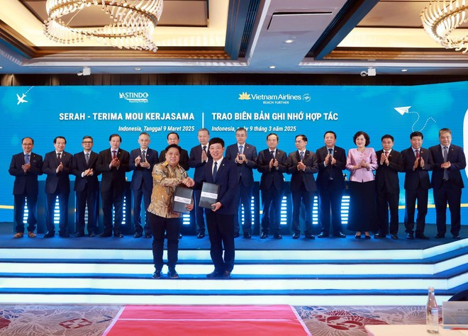 Vietnam Airlines подписывает меморандум о взаимопонимании с индонезийской ассоциацией туристических агентов (ASTINDO) о сотрудничестве в области развития туризма. (Фото: ВИA) 2-7137.png