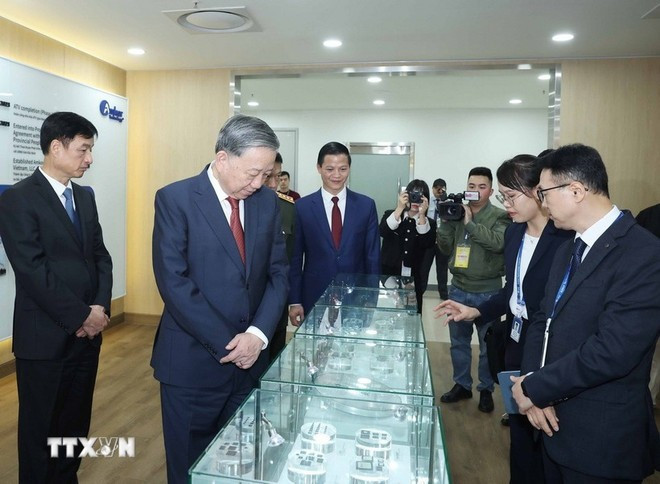 Генеральный секретарь партии То Лам посетил компанию Amkor Technology Vietnam Co., Ltd. с корейскими инвестициями в промышленном парке Йенфонг II-C, провинция Бакнинь. (Фото: ВИA) 3-8557.jpg