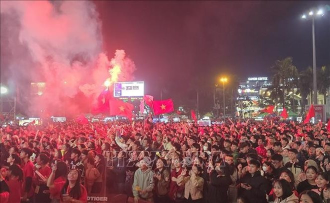 Тысячи болельщиков в провинции Куангчи поддерживают вьетнамскую команду (Фото: ВИA) 3.png