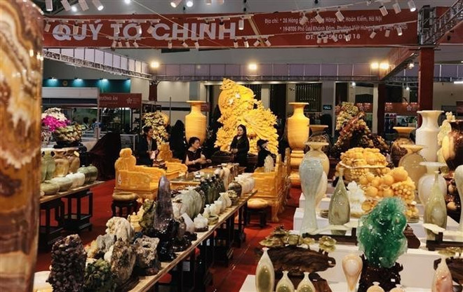 Изделия из декоративного камня, представленные на выставке. (Фото: ВИА) 3-9356.jpg