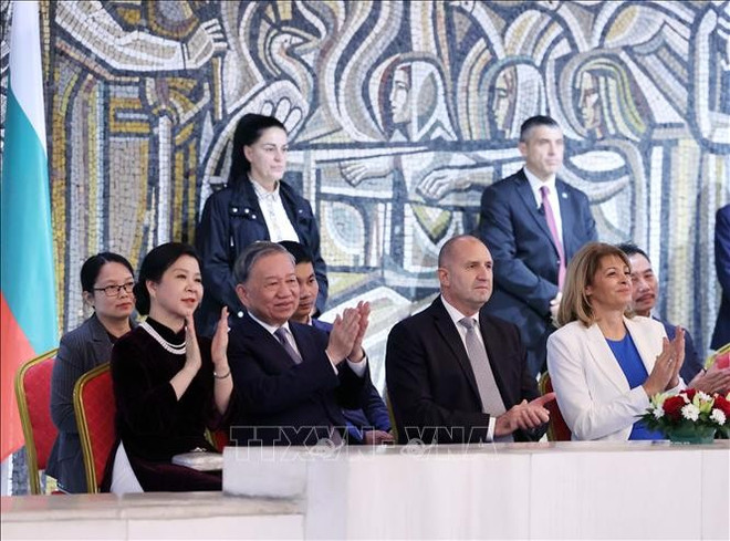 Генеральный секретарь ЦК КПВ То Лам и его супруга вместе с Президентом Республики Болгария Руменом Радевым и его супругой посмотрели художественное представление с участием артистов Вьетнама и Болгарии. Фото: ВИА. 3.jpg