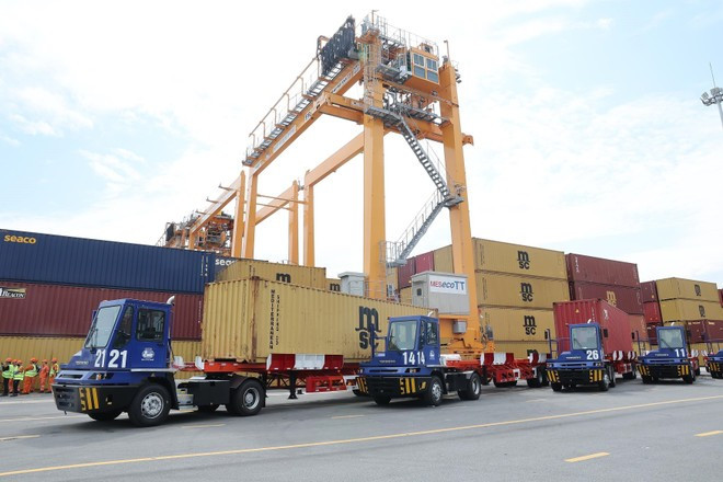 Терминалы способны принимать суда дедвейтом 165 000 тонн (14 000 TEUs) (Фото: ВИA) 2-3523.jpg