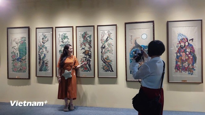 Посетители с энтузиазмом знакомятся с вьетнамской культурой. (Фото: VietnamPlus) 7.png