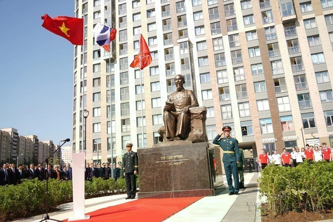 Церемония открытия памятника президенту Хо Ши Мину в Санкт-Петербурге, Россия (2023 год). (Фото: ВИА) 1-3480.jpg