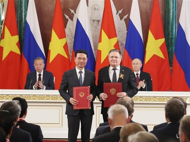 Лидеры двух стран присутствуют при подписании «дорожной карты» по сотрудничеству в области использования атомной энергии в мирных целях на 2025-2030 годы между Министерством науки и технологий Вьетнама и Государственной корпорацией по атомной энергии «Росатом». (Фото: ВИA) 2-2085.jpg