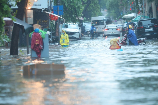 Ливни продолжают затапливать многие улицы Ханоя. | Vietnam+ (VietnamPlus) 3-7843.jpg