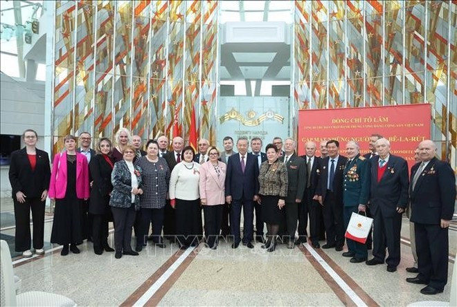 Генеральный секретарь ЦК КПВ То Лам и делегаты позируют для группового фото на встрече (Фото: ВИA) 3-5156.png