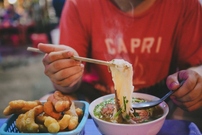 Миска горячего фо, исходящего паром, неотразима для многих. (Фото: VietnamPlus) 5-5828.png
