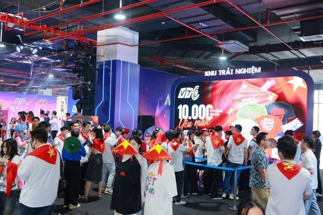 Зона игровых впечатлений привлекает множество молодых посетителей. (Фото: VietnamPlus) 6-6919.png