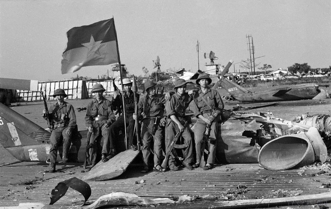 Армия освобождения берет под контроль аэропорт Буонматхуот (март 1975 года). (Фото: ВИА) 4.png