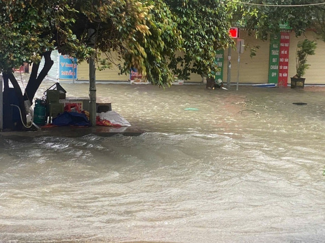 Паводковые воды остаются высокими в жилых районах и продолжают подниматься в провинции Тханьхоа. (Фото: ВИА) 2-3533.jpg
