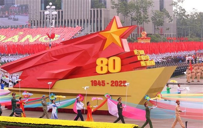 Модель транспортного средства, символизирующая 80-ю годовщину Августовской революции и Национальный праздник Социалистической Республики Вьетнам. (Фото: ВИA) 2-2015.jpg