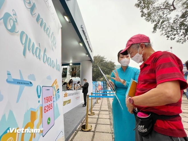 Туристы знакомятся с направлениями на выставке Vietnam International Travel Mart (VITM) в Ханое. (Фото: VietnamPlus) 2-5748.png