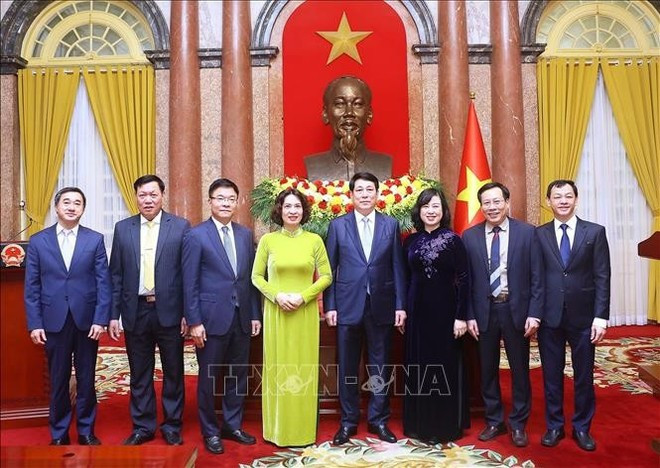 Президент государства Лыонг Кыонг позирует для фото с руководителями министерства здравоохранения (Фото: ВИA) 2-9900.png