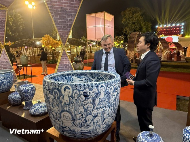 Посетители рассматривают изделия из гончарной деревни Батчанг. (Фото: VietnamPlus) 3-753.png