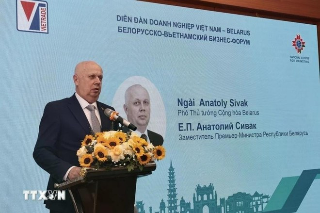 Заместитель премьер-министра Беларуси Анатолий Сивак выступает на Вьетнамско-Белорусском бизнес-форуме 2 апреля (Фото: ВИA) 2-775.jpg