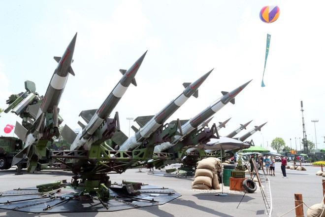 На выставке под открытым небом представлены ракеты и военная техника, разработанные и модернизированные группами оборонной промышленности Вьетнама. (Фото: ВИA) 2-8063.jpg