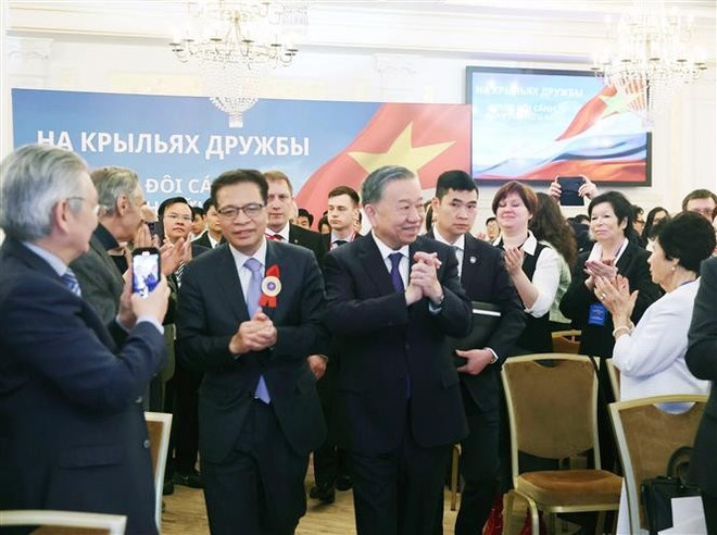 Генеральный секретарь То Лам встретился с российскими интеллектуалами и экспертами, которые помогли Вьетнаму. (Фото: ВИА) 4-5025.png