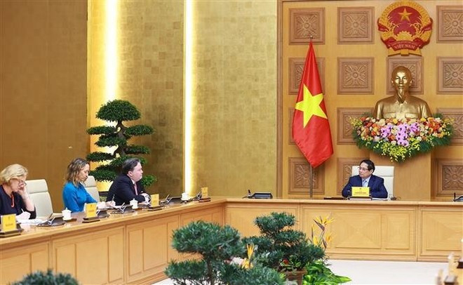 Премьер-министр Фам Минь Тьинь принимает посла США во Вьетнаме Марка Эванса Кнаппера в Ханое 13 марта 2025 года. (Фото: ВИA) 2.png