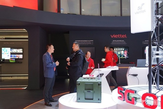 У стенда компании Viettel на выставке Mobile World Congress 2025. (Фото: qdnd.vn) 2-7107.png