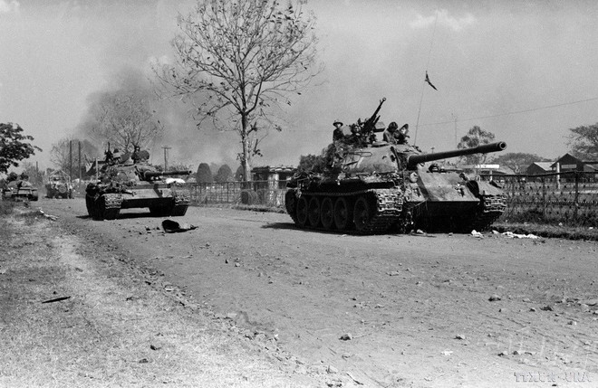 Пехота и танки продвигаются к освобождению Буонматхуот (март 1975 года). (Фото: ВИА) 3.png