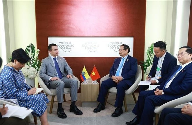Премьер-министр Фам Минь Тьинь встретился с президентом Эквадора Даниэлем Нобоа в кулуарах 16-го совещания новых мировых лидеров Всемирного экономического форума (ВЭФ) в городе Тяньцзинь, Китай, 25 июня 2025 года. (Фото: ВИA) 2-3809.jpg