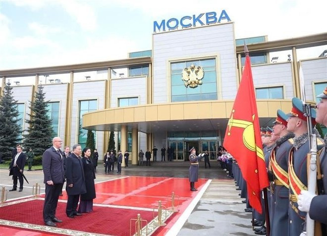 Церемония официальных проводов вьетнамских лидеров в аэропорту Москвы. (Фото: ВИA) 2-6712.jpg