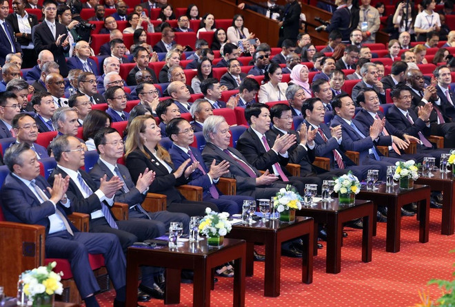 Президент Вьетнама Лыонг Кыонг, Генеральный секретарь ООН Антониу Гутерриш и делегаты присутствуют на церемонии подписания Ханойской конвенции. Фото: ВИА. 7-5841.png