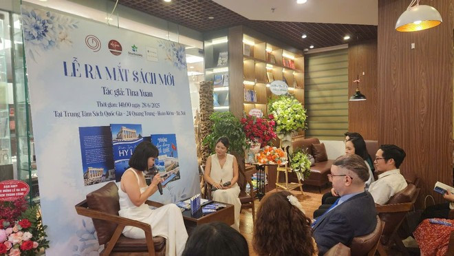 На презентации двух новых книг Тины Юань. Фото: Vietnam+ 2-9131.jpg