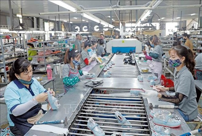 Производство обуви для экспорта на рынок ЕС в обувной компании Truong Xuan в уезде Бави в Ханое. (Фото: ВИA) 2-3966.png