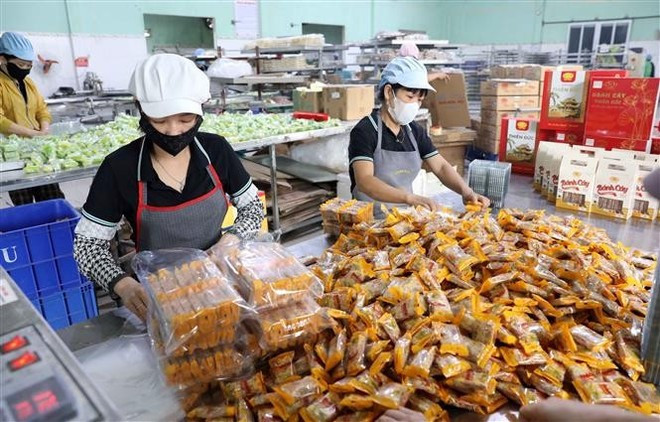 Работники кондитерской фабрики Thien Duc в Хынгйене (Фото: ВИA) 2-7604.jpg