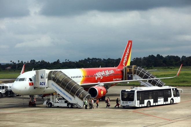 Самолет компании Vietjet обслуживает пассажиров в аэропорту Буонматхуот. (Фото: ВИА) 7.png