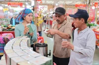 Оживлённая атмосфера покупок на Весенней ярмарке