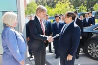 Премьер-министр Фам Минь Тьинь (справа) посещает Уппсальский университет (Фото: ВИА)