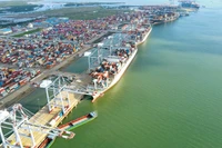 Погрузка и разгрузка контейнерных грузов в одном из морских портов корпорации VIMC (Фото: Вьетнам+)