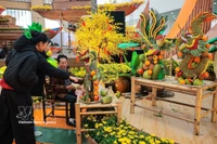 Многие посетители пришли ознакомиться с изделиями мастера Нгуен Ван Туена (г. Хошимин), создающего художественные композиции из фруктов (Фото: ВИА)