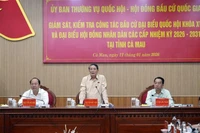 Вице-председатель НС Нгуен Дык Хай проверяет работу по подготовке выборов в провинции Камау (Фото: ВИА)