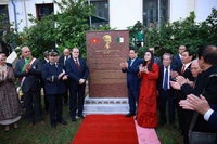 Премьер-министр Фам Минь Тьинь и его супруга вместе с руководством Алжира на церемонии открытия памятного камня в честь президента Хо Ши Мина в столице Алжира, г. Алжир (Фото: ВИА)