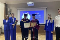 Профессор, доктор наук Чан Хонг Тхай получает диплом и свидетельство почётного доктора МЭИ из рук профессора Николая Рогалёва.