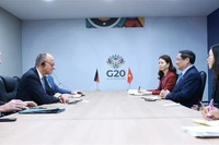 Премьер-министр Вьетнама Фам Минь Тьинь (второй справа) и канцлер Германии Фридрих Мерц (второй слева) на их встрече в Йоханнесбурге 23 ноября (Фото: ВИА)