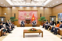 Председатель НС Чан Тхань Ман принял с прощальным визитом Посла США во Вьетнаме Марка Кнаппера по случаю завершения срока его дипломатической миссии (Фото: ВИА)