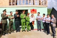 Церемония открытия и передачи первого дома в рамках «Кампании Куанг Чунг» семье Динь Тхи Вон, проживающей в деревне Хуйманг, коммуна Шонтай.