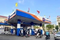 Жители покупают топливо (Фото: ВИА) 