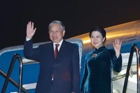 Генсекретарь То Лам и его супруга в Международном аэропорту Ваттай покидают столицу Вьентьян, завершив государственный визит в Лаос (Фото: ВИА)