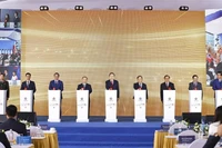 Председатель НС Чан Тхань Ман и делегаты принимают участие в церемонии начала реализации проекта (Фото: ВИА)