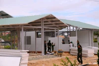 Оживлённая атмосфера строительных работ на четырёх жилых объектах граждан в рамках «Кампании Куанг Чунг», реализуемой в коммуне Д’ран в последние дни 2025 года (Фото: ВИА)