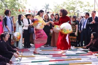 16 января 2025 года супруга Генсекретаря ЦК КПВ То Лама — Нго Фыонг Ли — приняла участие в программе культурной дипломатии «Гармония вьетнамского Тэта» вместе с женщинами-послами и супругами послов, а также глав представительств Вьетнама за рубежом (Фото: ВИА)