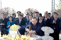 Генсекретарь То Лам и делегация ЦК возлагают цветы и благовония в память о Генеральном секретаре Чан Фу в провинции Хатинь (Фото: ВИА)