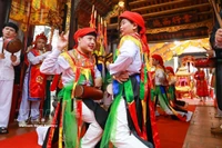 Вернуться в Чьеу-кхук, чтобы увидеть, как юноши, переодетые женщинами, исполняют древний танец